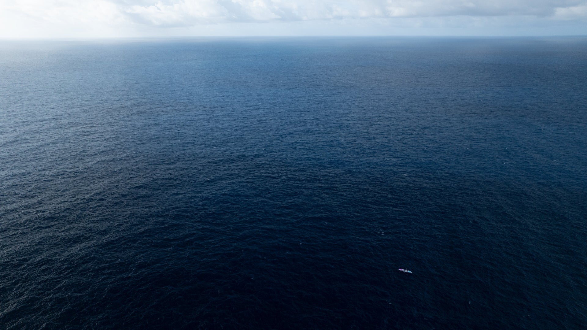 Opening image: The world's largest body of water feels even bigger when you've got to row from one side of it to the other. Photo Stuart Ireland/Calypso Productions